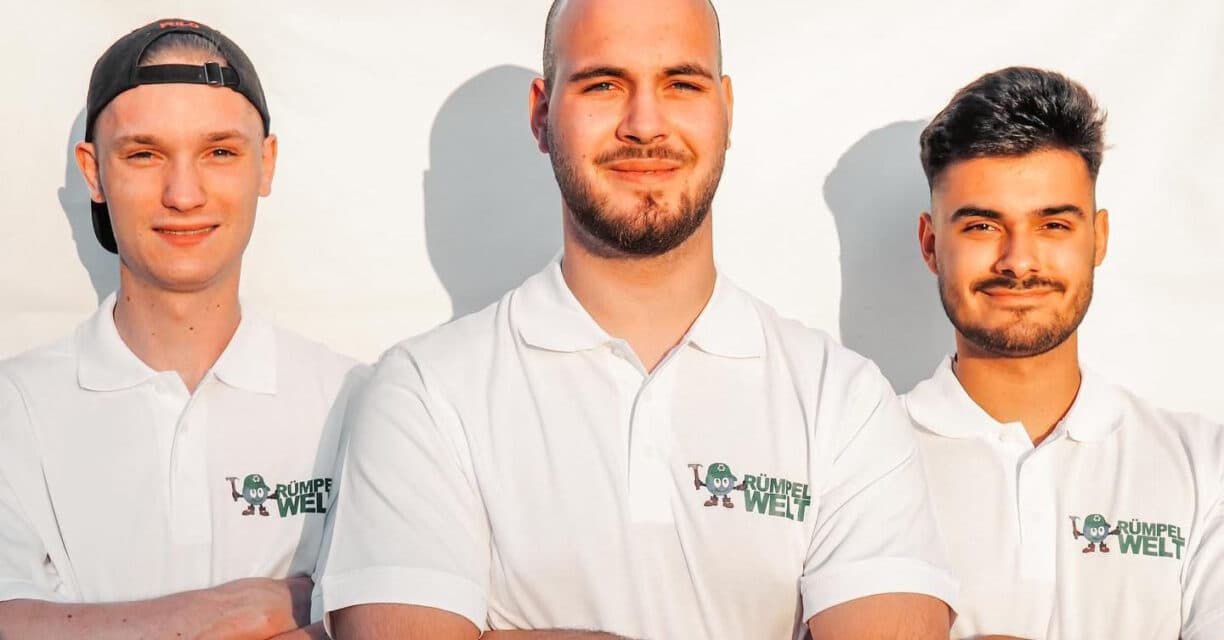 Entrümpelungs-Team räumt eine Wohnung in Herford mit Kartons und Möbeln
