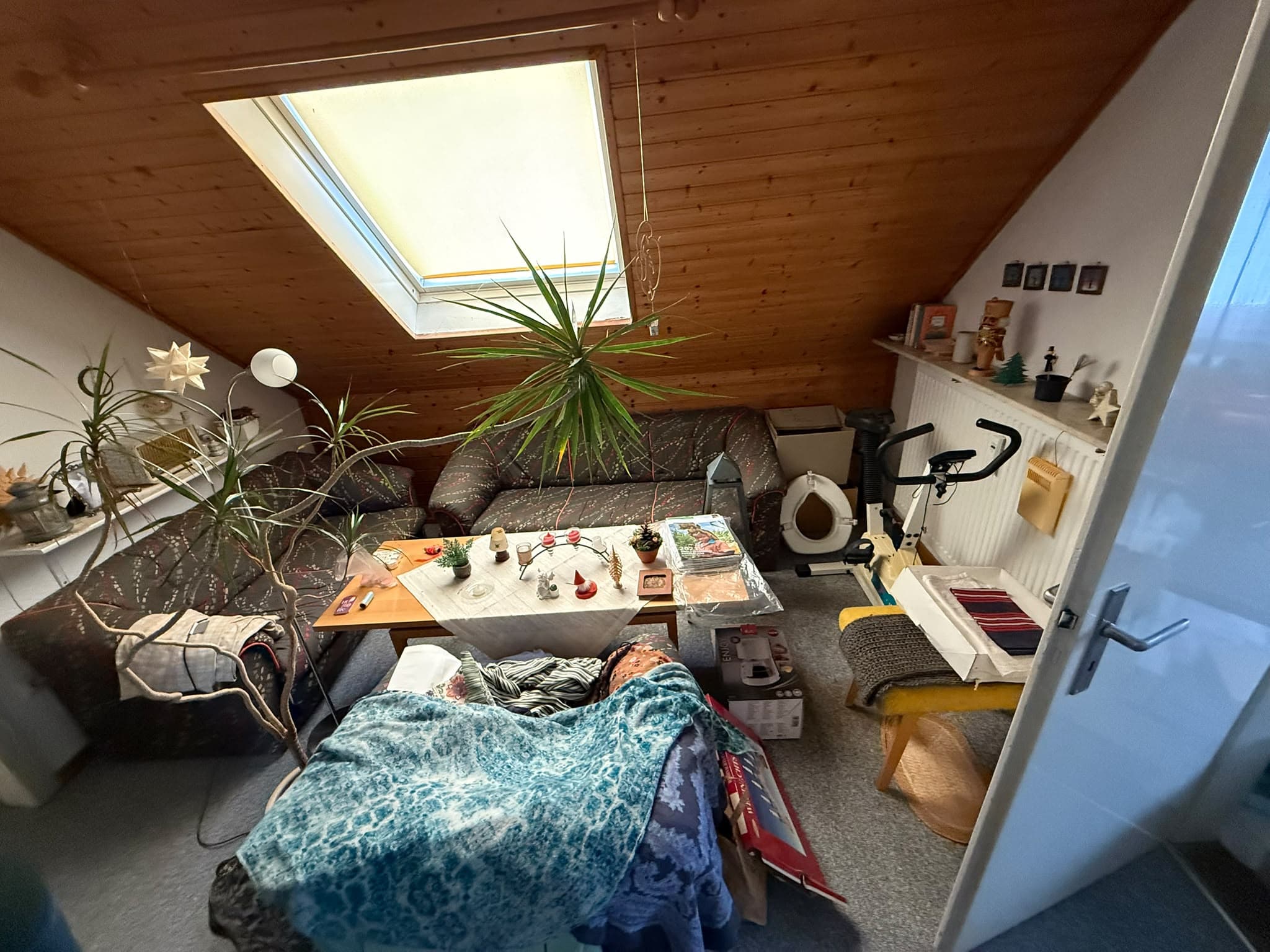 Wohnungsraeumung in Bielefeld, vollgestellter Raum vor der Leerung